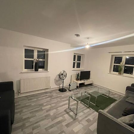 Lovely Spacious Entire 1 Bedroom Apartment - New Management Londen Buitenkant foto