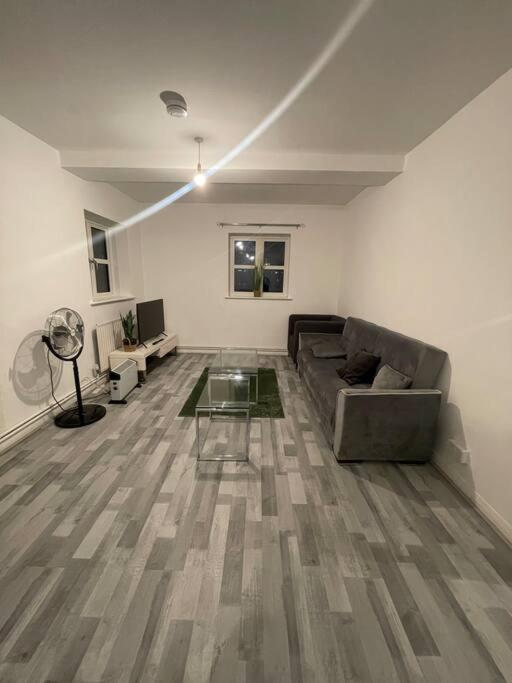 Lovely Spacious Entire 1 Bedroom Apartment - New Management Londen Buitenkant foto