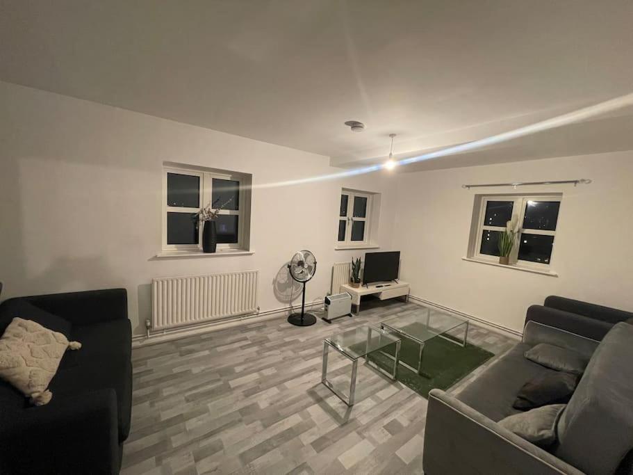 Lovely Spacious Entire 1 Bedroom Apartment - New Management Londen Buitenkant foto