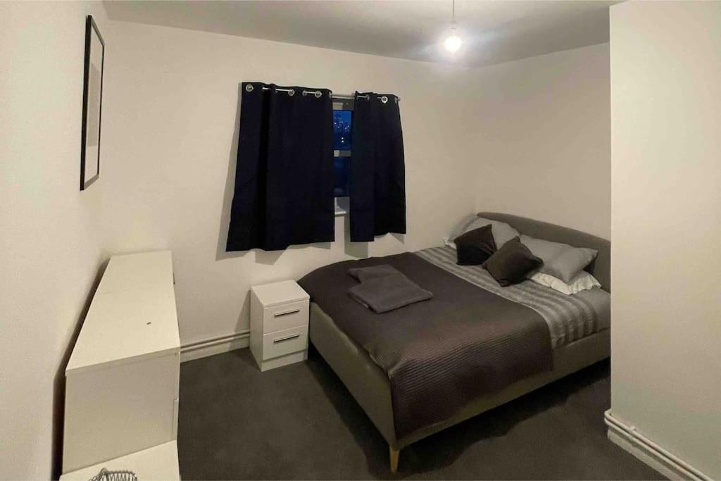 Lovely Spacious Entire 1 Bedroom Apartment - New Management Londen Buitenkant foto